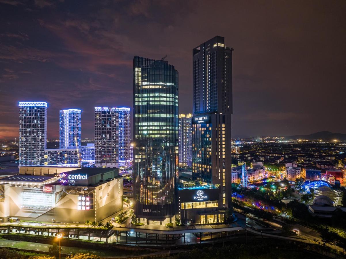 Doubletree By Hilton Shah Alam I-City Hotel Ngoại thất bức ảnh The complex at night