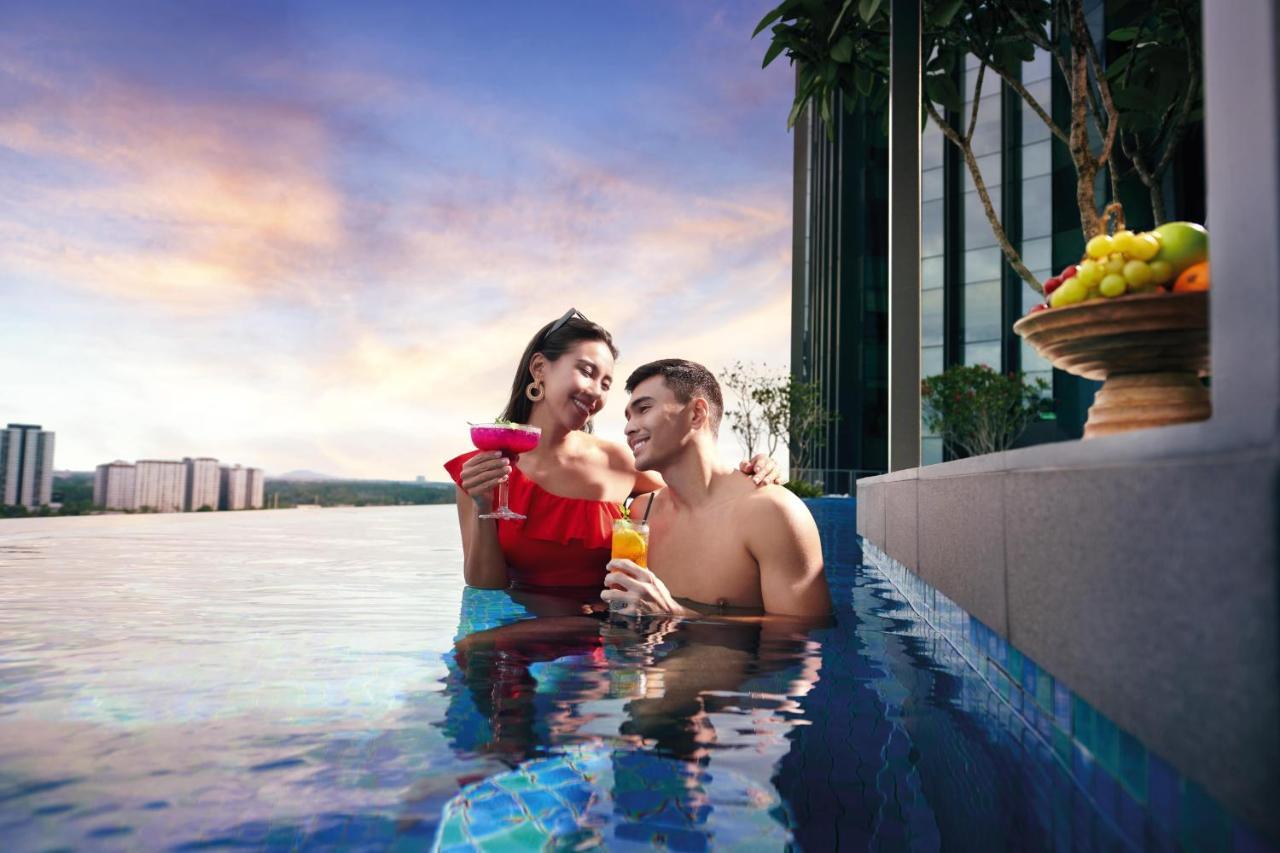 Doubletree By Hilton Shah Alam I-City Hotel Ngoại thất bức ảnh Infinity pool at The View