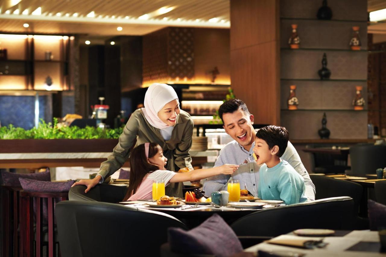 Doubletree By Hilton Shah Alam I-City Hotel Ngoại thất bức ảnh Family dining at the hotel