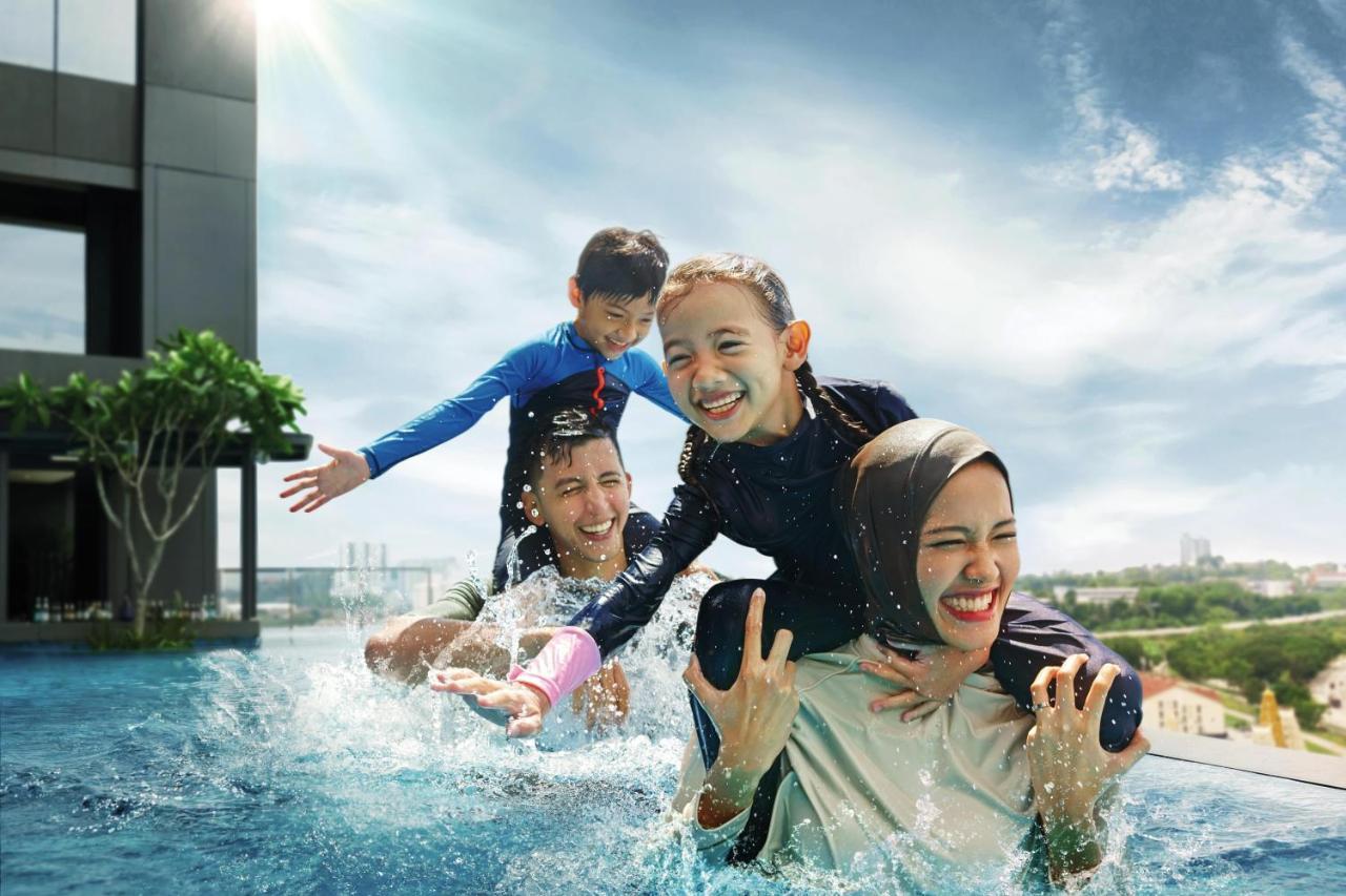 Doubletree By Hilton Shah Alam I-City Hotel Ngoại thất bức ảnh Family at the pool