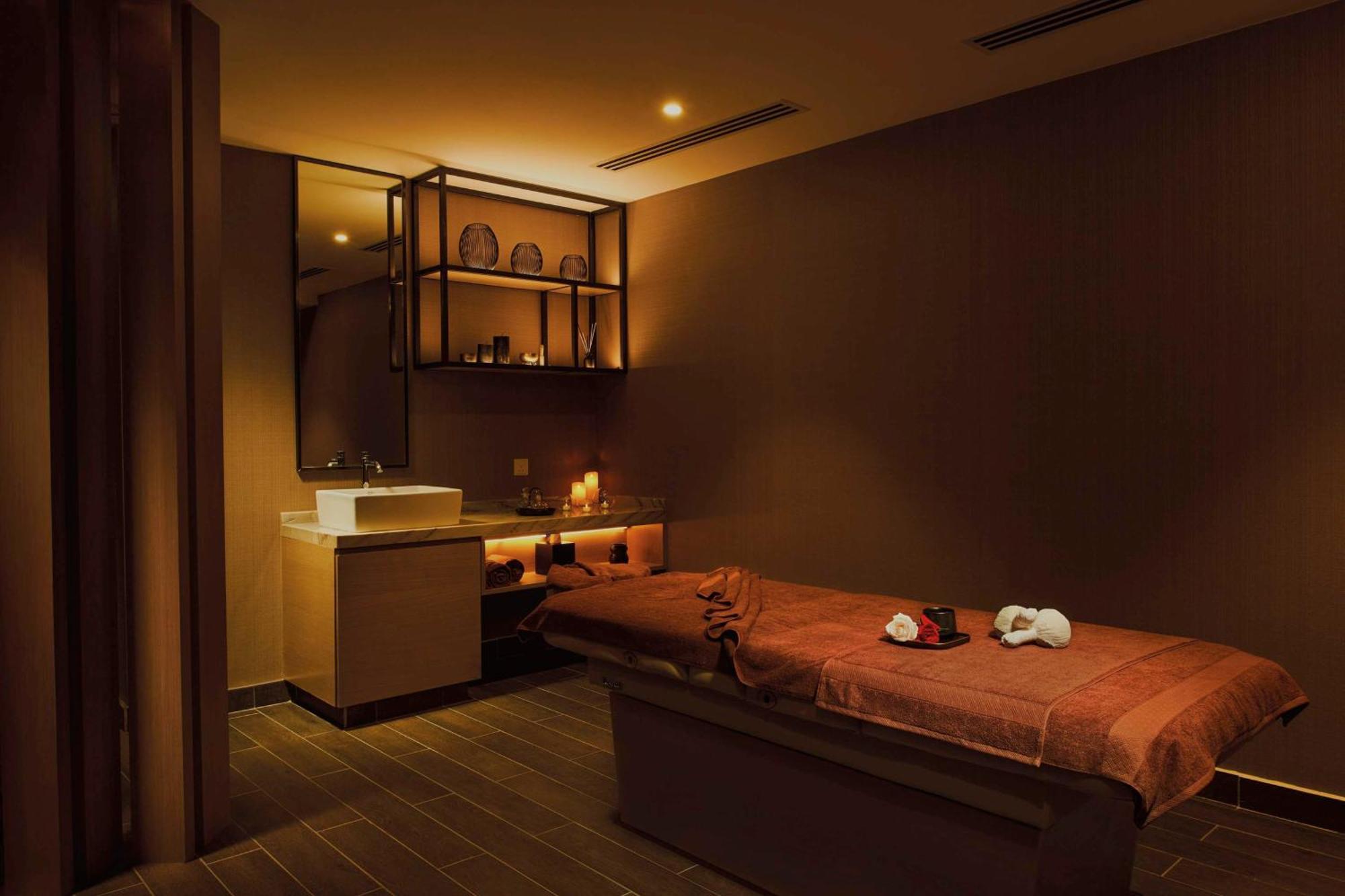 Doubletree By Hilton Shah Alam I-City Hotel Ngoại thất bức ảnh A massage room at a spa