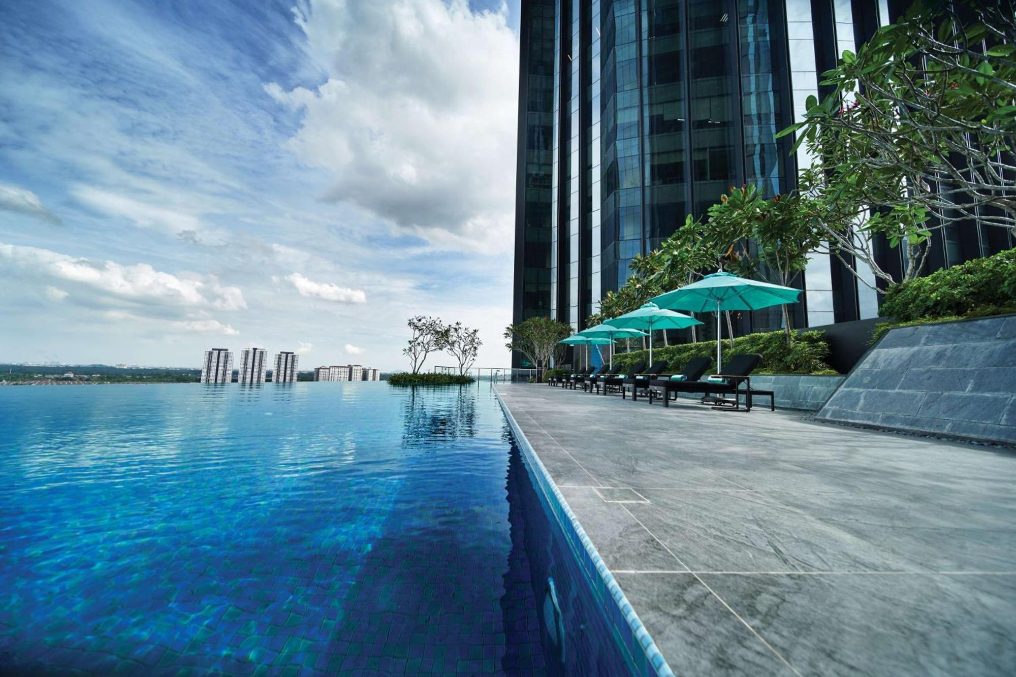 Doubletree By Hilton Shah Alam I-City Hotel Ngoại thất bức ảnh Infinity pool at the 50th floor